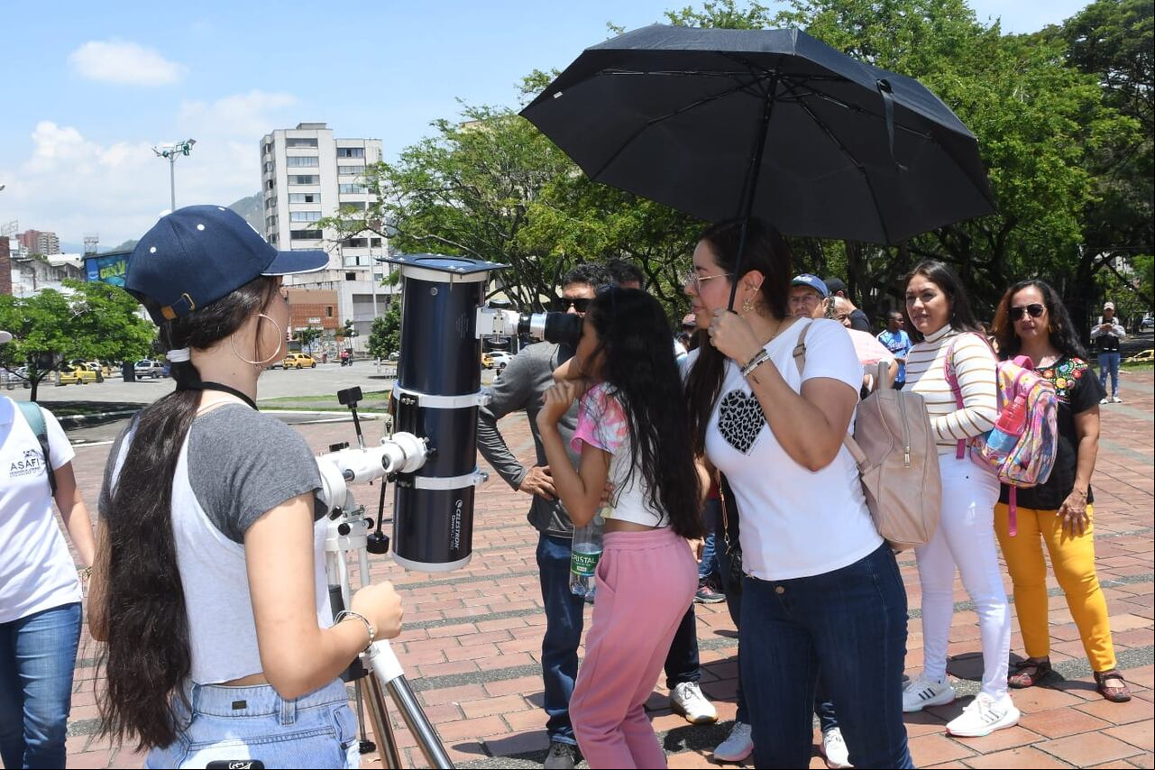 Así ven los caleños el eclipse de sol en el parque de las banderas