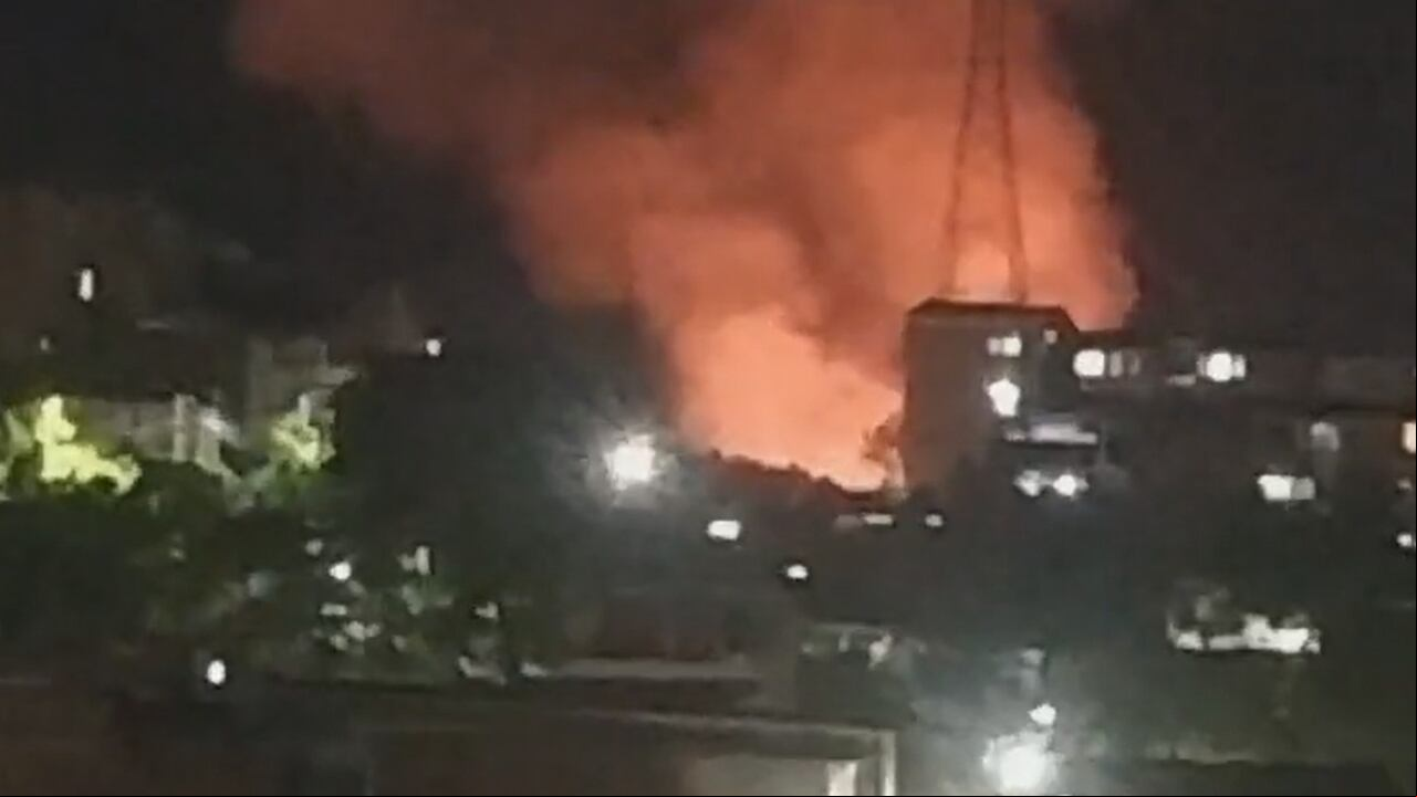 Organismos de Gestión del Riesgo intentan controlar incendio forestal en Girón.