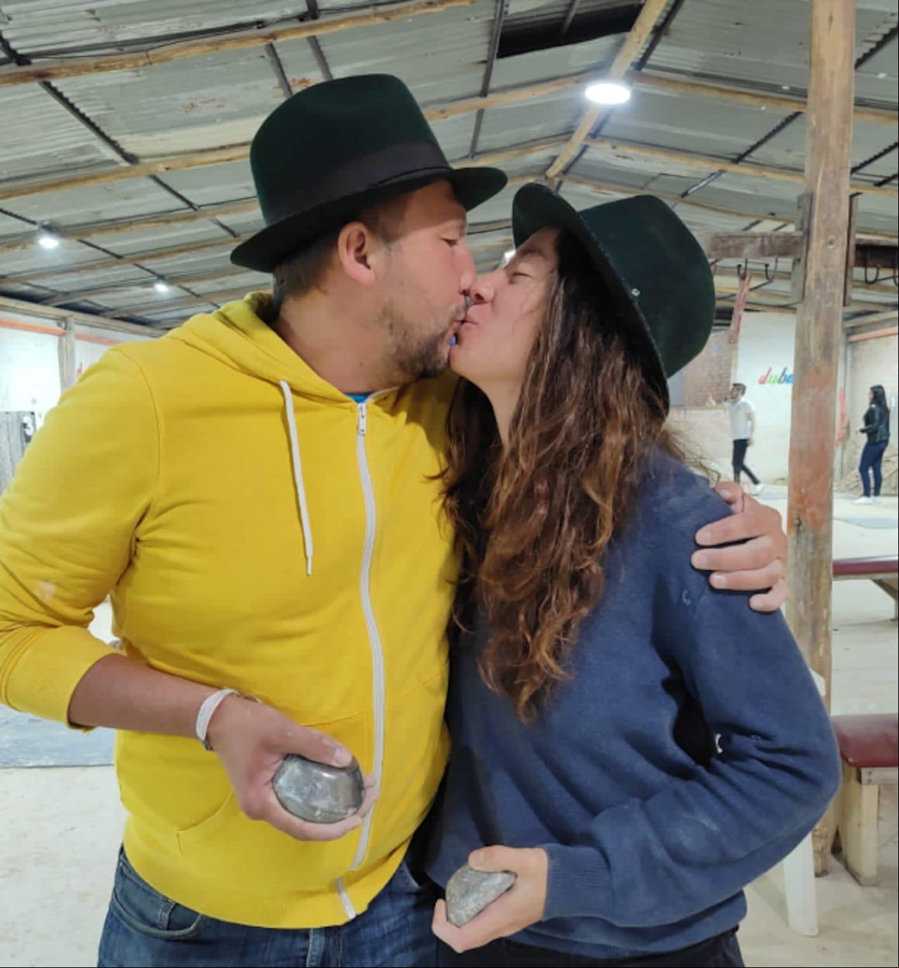 El alcalde de Tunja compartió una fotografía besándose con su novia y dejó claro que está enamorado.