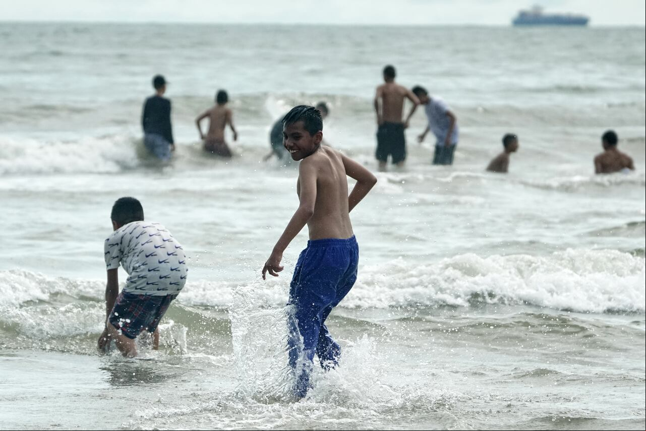 Los niños de Tenerife, están felices, porque algunos de ellos, han sido seleccionados para conocer el inmenso mar y tal vez podrán ver las ballenas jorobadas, que llegan al Pacífico para reproducirse, jugarán con las olas, sentirán el sabor salado del agua y correrán por grandes playas, como lo han visto en internet, así lo afirma Andrés Felipe Pulistar, un niño de 12 años, muy alegre y extrovertido, seleccionado por el amor e interés con el medio ambiente.