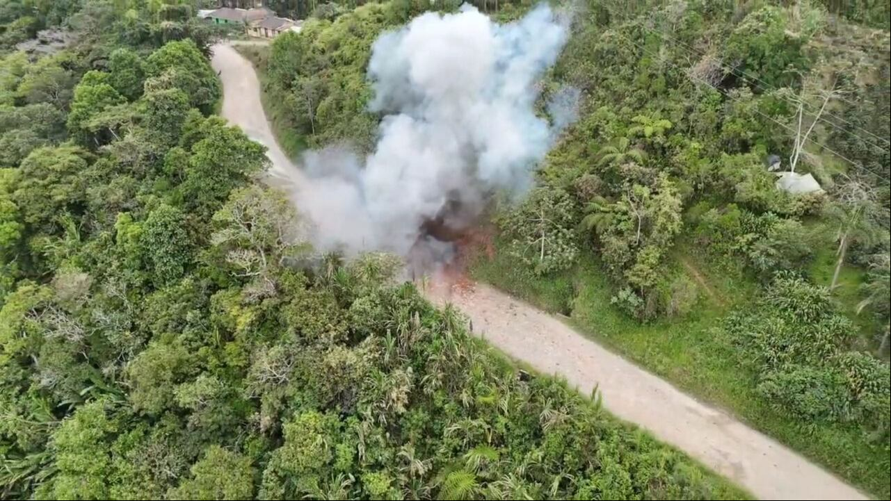 Destruyen más de 100 kilos de artefactos explosivos en el Cañón del Micay, en Cauca.