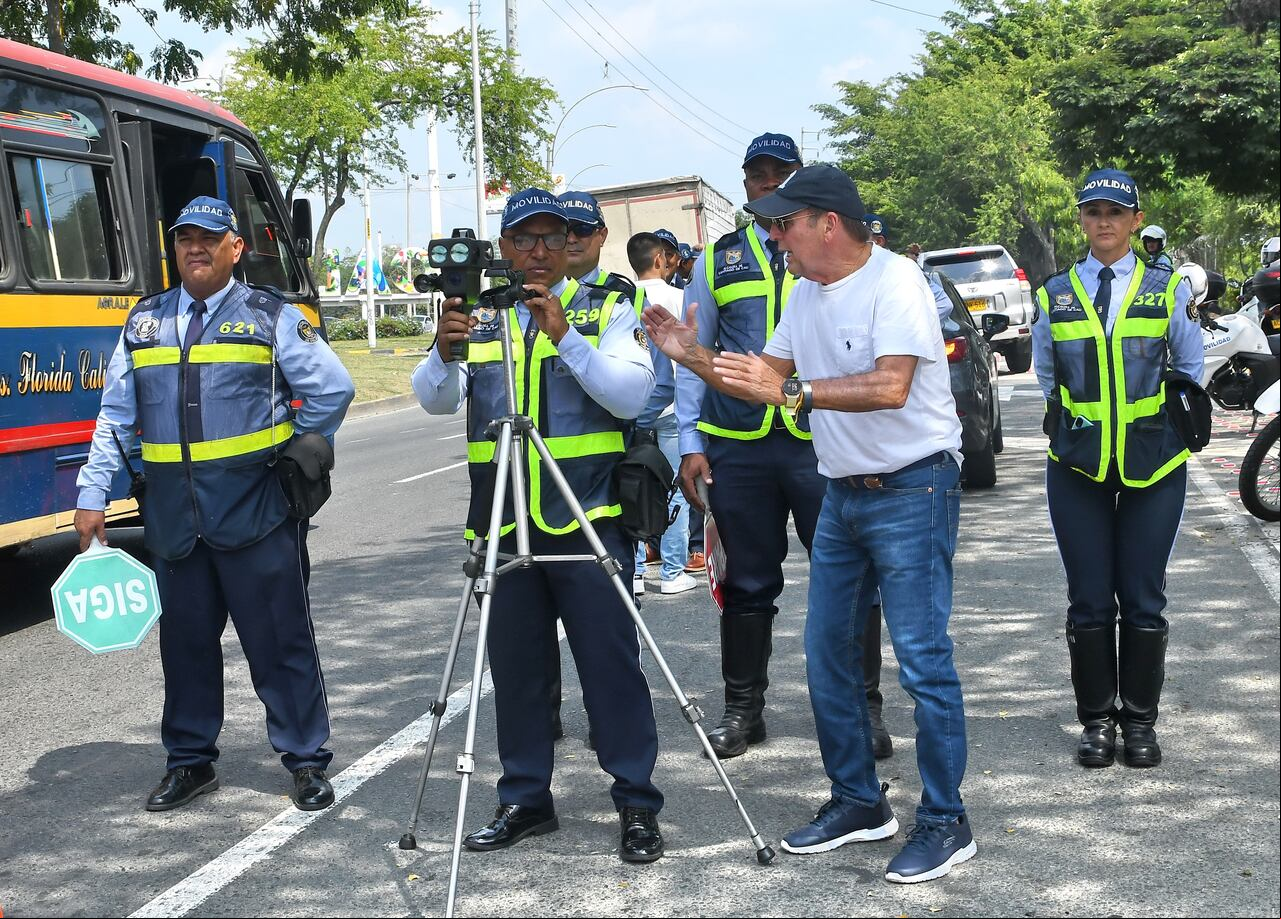 El nuevo secretario de Movilidad de Cali, Wilmer Tabares, contó que habrá presencia permanente de los agentes de tránsito en las vías de la ciudad para recuperar el control en la Cidad de Cali. Enero 6 de 2024 / Foto Wirman Rios / EL PAIS