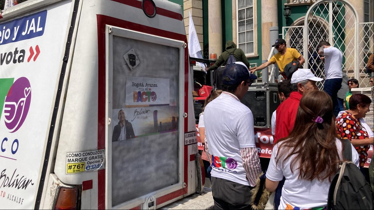 Un vehículo con el que el Pacto Histórico hace su campaña en la ciudad se unió por varios minutos a la marcha por la vida que organizó el gobierno nacional y algunas organizaciones sociales.