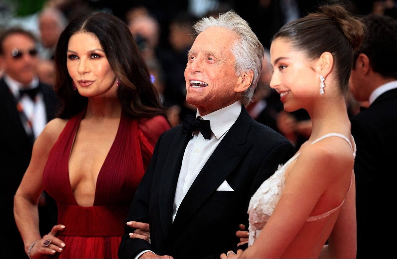 El actor que caminó por la alfombra roja de la mano de su esposa, la también actriz Catherine Zeta-Jones, y de su hija Casey.