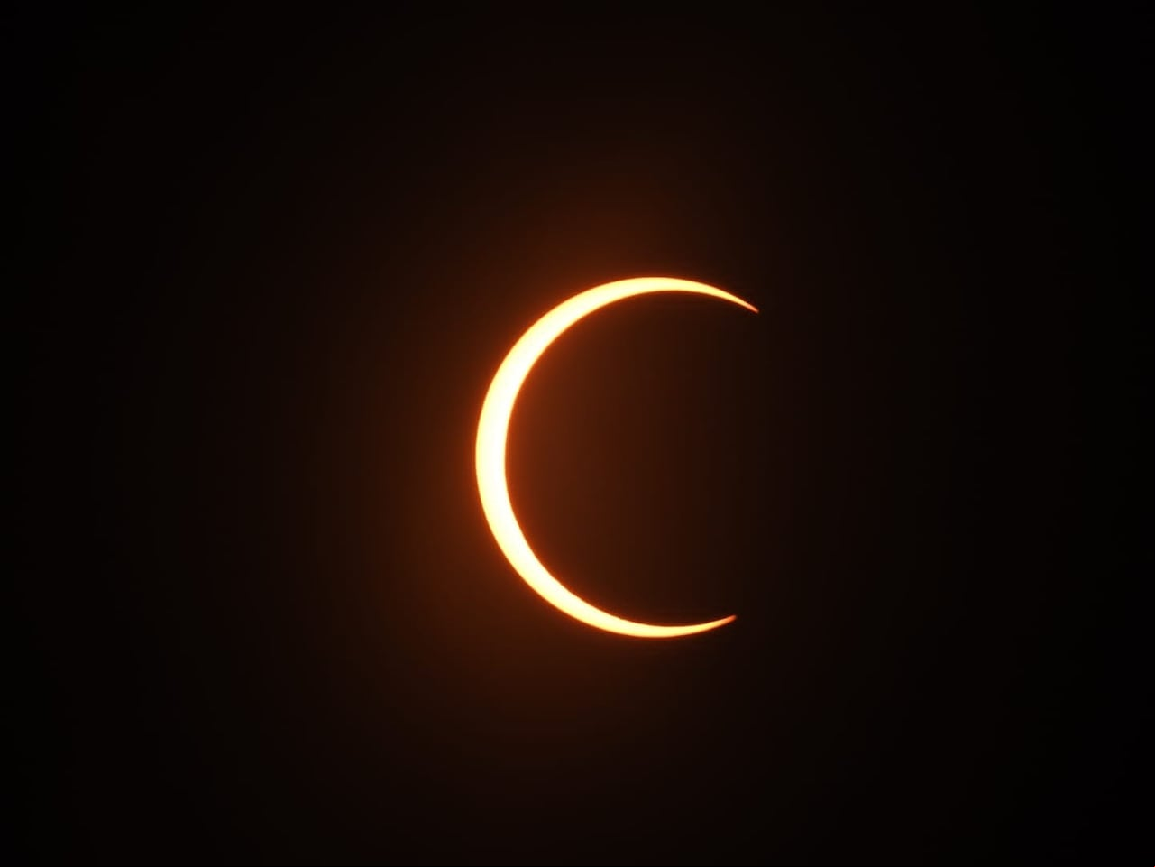 Este es el momento exacto dónde la luna eclipsa el sol, los asistentes vivieron un momento histórico al ser testigos de un de los momentos más bellos del universo en el desierto de la Tatacoa en el Huila. Fotos Jorge Orozco / El País de cali.