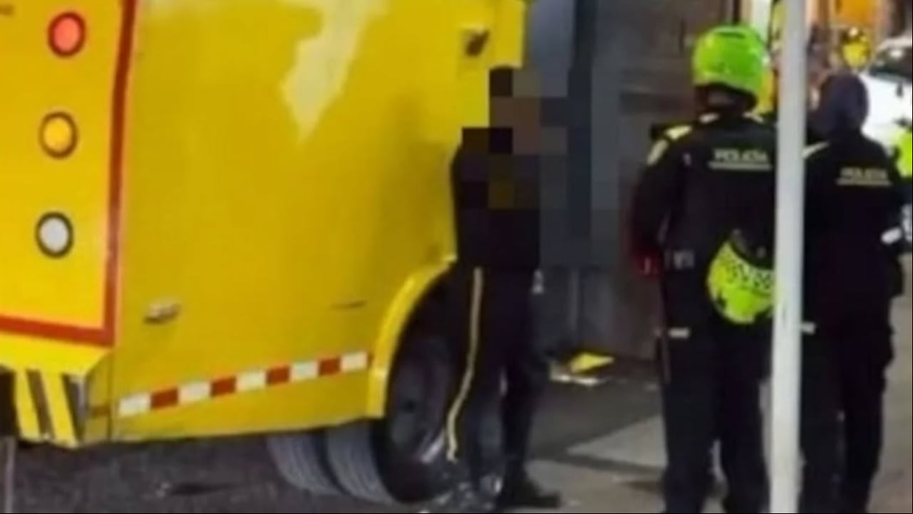 La inseguridad en Bogotá no da tregua en la capital del país o por lo menos, esto es lo que quedó registrado en horas de la noche de este sábado 21 de diciembre. El hecho se presentó en el sector de Villa Sonia, donde tres sujetos fuertemente armados interceptaron un carro de valores que se movilizaba por la zona, según informaron las autoridades.