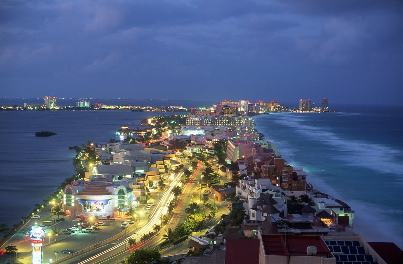 Cancún (México) por la noche
