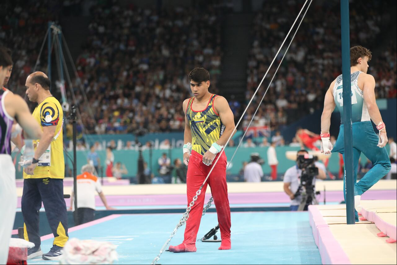 Ángel Barajas después de un ejercicio en la gimnasia artística de los Juegos Olímpicos 2024.