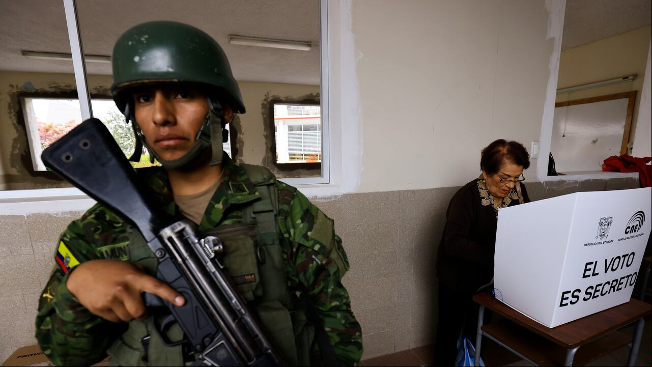 Un votante emite su voto durante las elecciones presidenciales en Ecuador el 20 de agosto de 2023 en Quito, Ecuador. Los ecuatorianos acuden a las urnas en estado de excepción luego de que el candidato presidencial Fernando Villavicencio fuera asesinado a tiros el 9 de agosto.