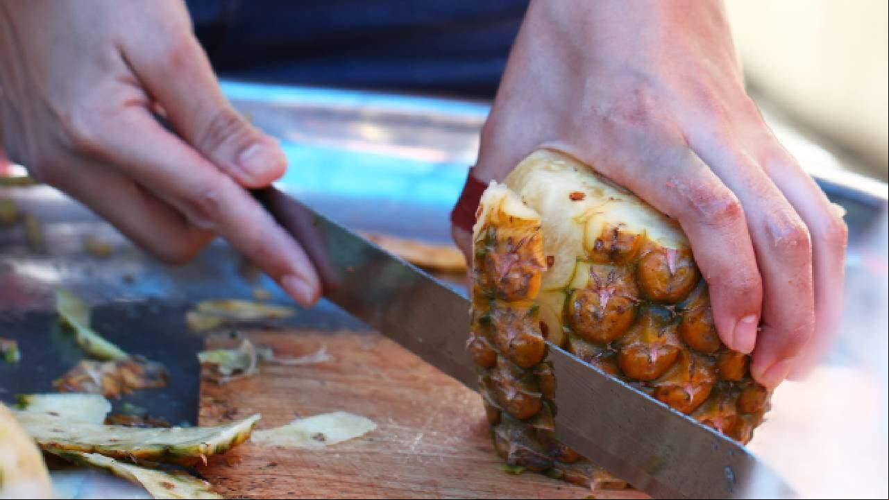 Expertos indican que la cáscara de la piña contiene oxalato de calcio, enzima de bromelina, fibra, celulosa y pentosa. Foto: Getty Images.