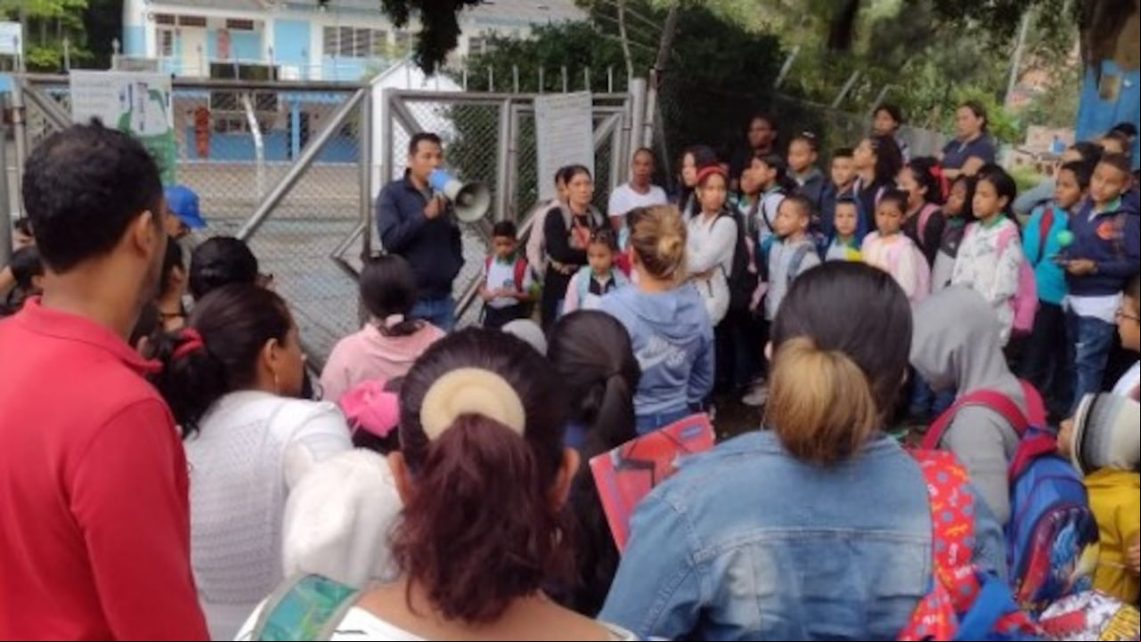 Los padres de familia manifestaron su inconformismo a las afueras de la institución.