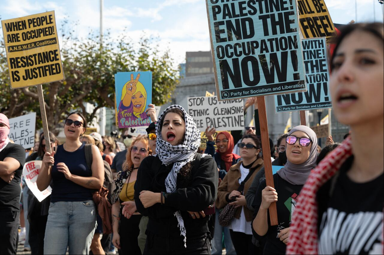 La gente participa en una marcha de "Solidaridad Palestina" en San Francisco, California, el 4 de noviembre de 2023. Miles de personas, tanto israelíes como palestinas, han muerto desde el 7 de octubre de 2023, después de que militantes palestinos de Hamas con base en la Franja de Gaza entraran el sur de Israel en un ataque sorpresa que llevó a Israel a declarar la guerra a Hamás en Gaza al día siguiente. (Foto de Amy OSBORNE / AFP)