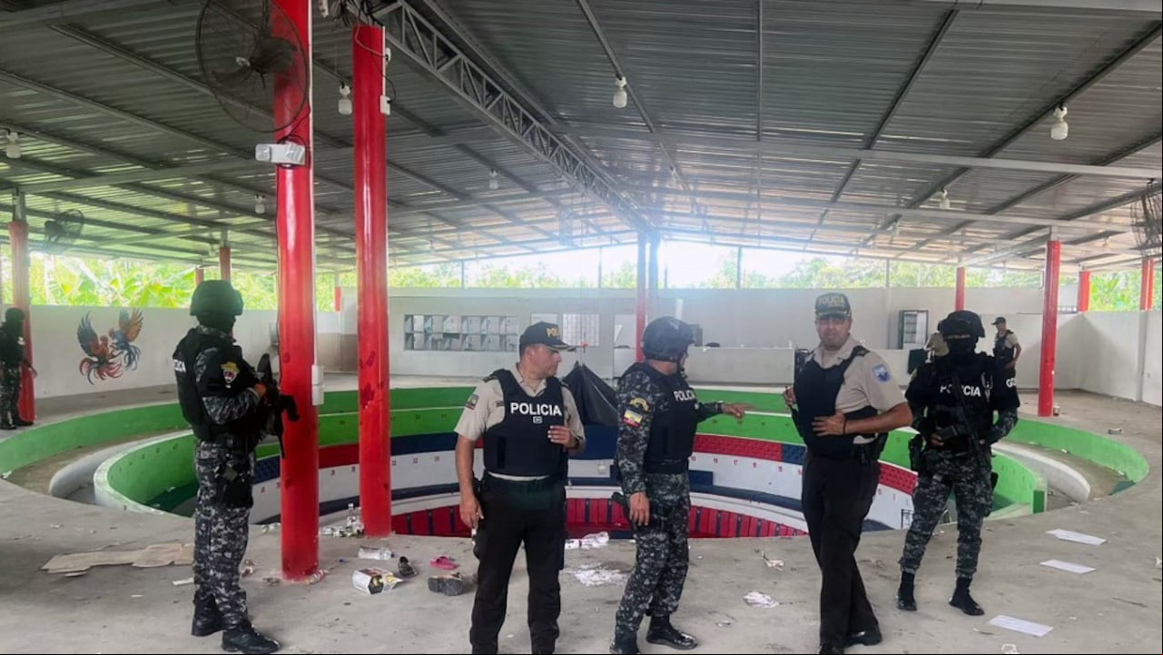 Esta fotografía, difundida por la Policía Ecuatoriana, muestra a de la policía inspeccionando el Coliseo de Gallos Fortaleza, en la comunidad rural de La Valencia, cantón El Carmen, provincia de Manabí, Ecuador, el 18 de abril de 2025, donde se produjo un ataque armado la noche anterior. Criminales vestidos con uniformes militares falsos abrieron fuego contra los espectadores de una pelea de gallos en una zona rural de Ecuador, matando a 12 personas desarmadas e hiriendo a varias más, informó el viernes la policía de este país sudamericano azotado por la violencia. Las imágenes de seguridad del ataque del jueves por la noche muestran a un grupo de al menos cinco hombres entrando al recinto y abriendo fuego con rifles automáticos contra una multitud de decenas de personas en la comunidad rural de La Valencia, en el noroeste de Ecuador. (Foto: Handout / Policía Ecuatoriana / AFP)