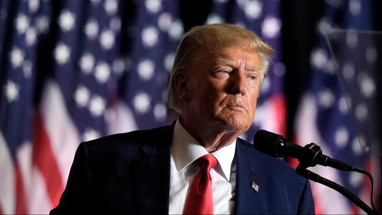 Trump se ausenta de debate republicano pero ataca a sus rivales en entrevista con Tucker Carlson