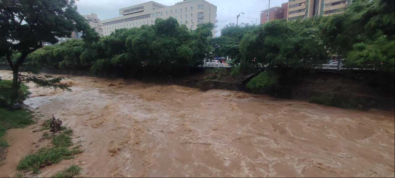 Luego de las intensas lluvias del jueves 15 y viernes 16 de mayo de 2025, así se encuentra el Río Cali.