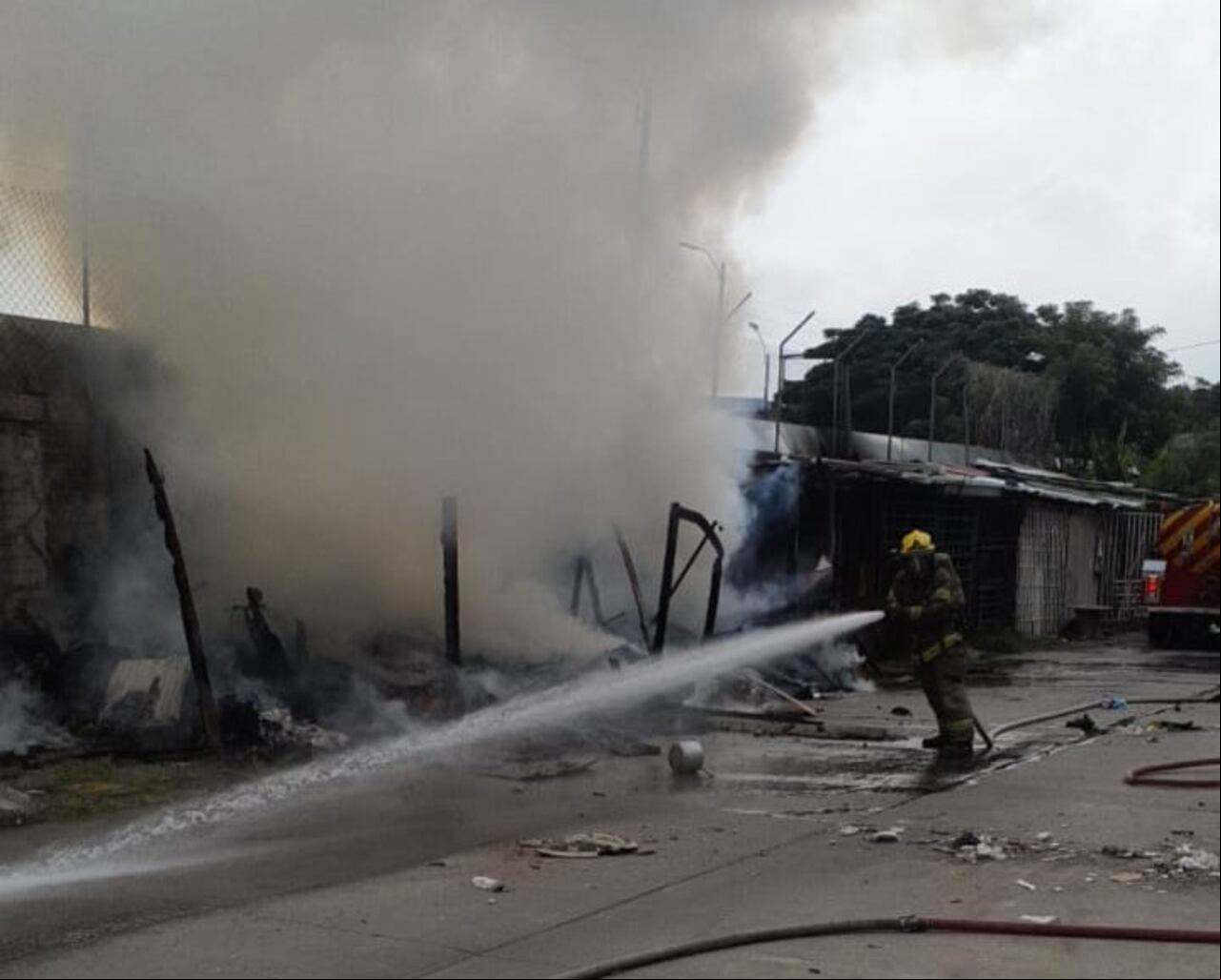 El Cuerpo Voluntario de Bomberos de Cali hizo un gran trabajo para evitar que las llamas consumieran más locales este 8 de diciembre.