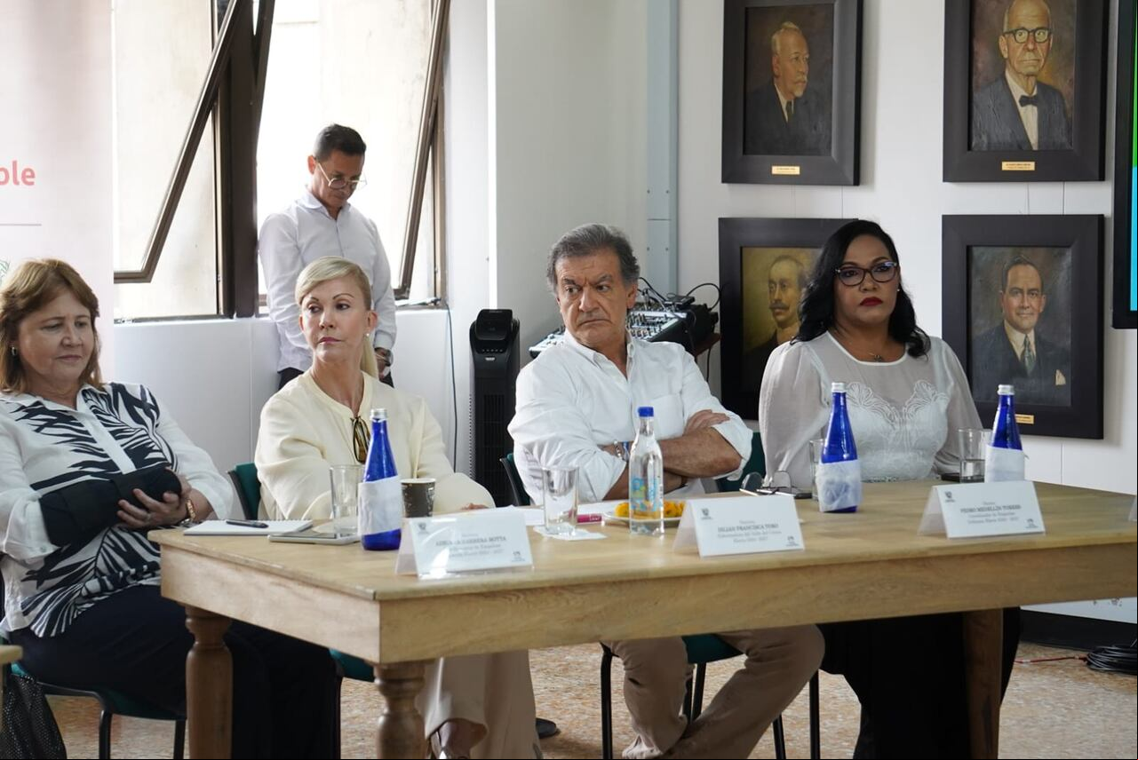 La gobernadora electa, Dilian Fransca Toro, en la reunión de empalme.