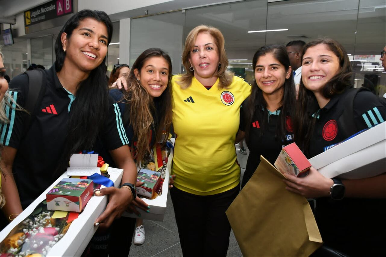 Integrantes de la Seleción Colombia femenina con la Gobernadora del Valle, Clara Luz Roldán.