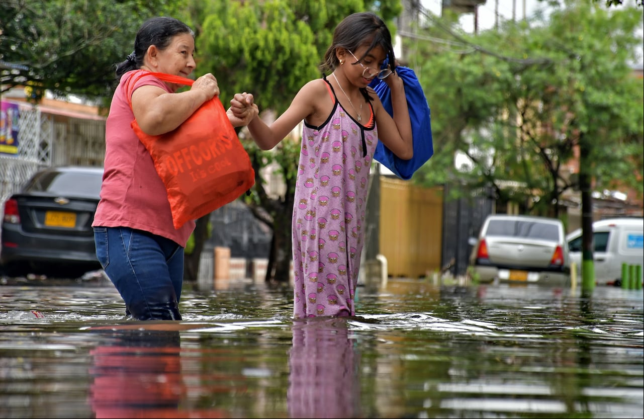 Inundaciones en el oriente de Cali tras lluvias en la madrugada de este martes. fotos Raúl Palacios