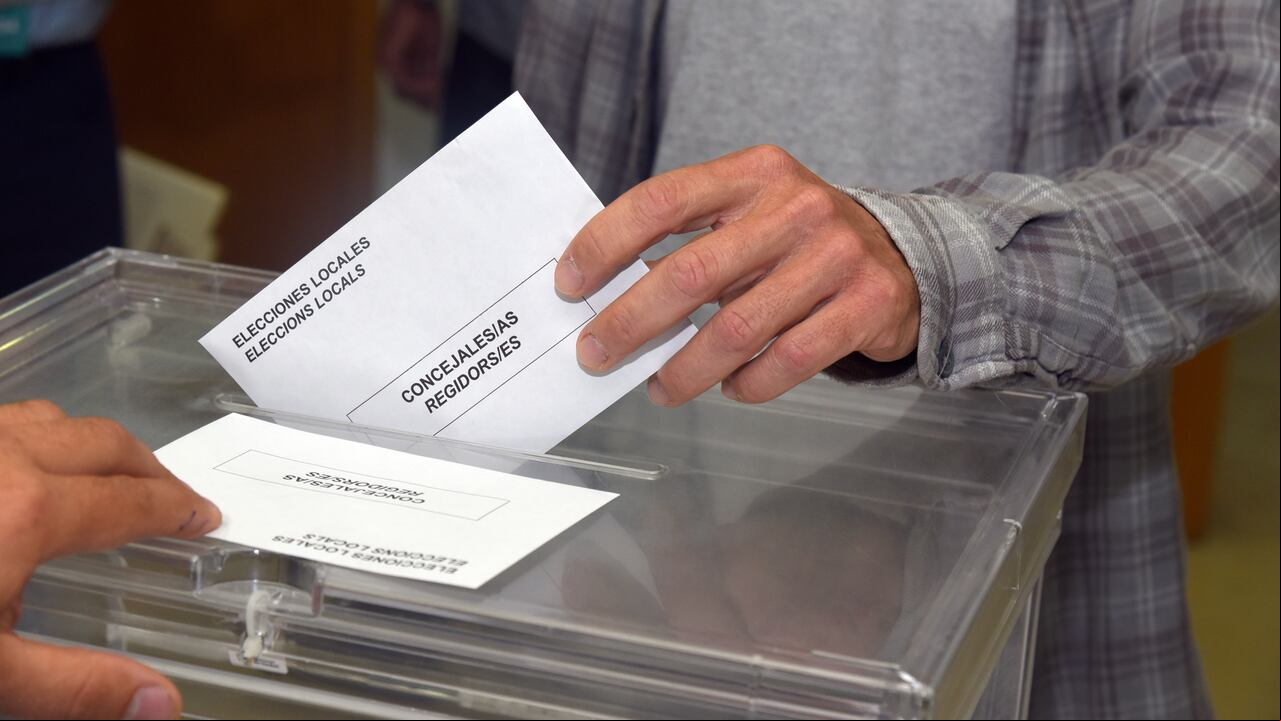 Un hombre emite su voto en una urna durante las elecciones locales españolas de 2023. Unos 27.000 ciudadanos de Vendrell (Tarragona España) eligen hoy a sus representantes políticos para gobernar el Ayuntamiento en las Elecciones Municipales de 2023