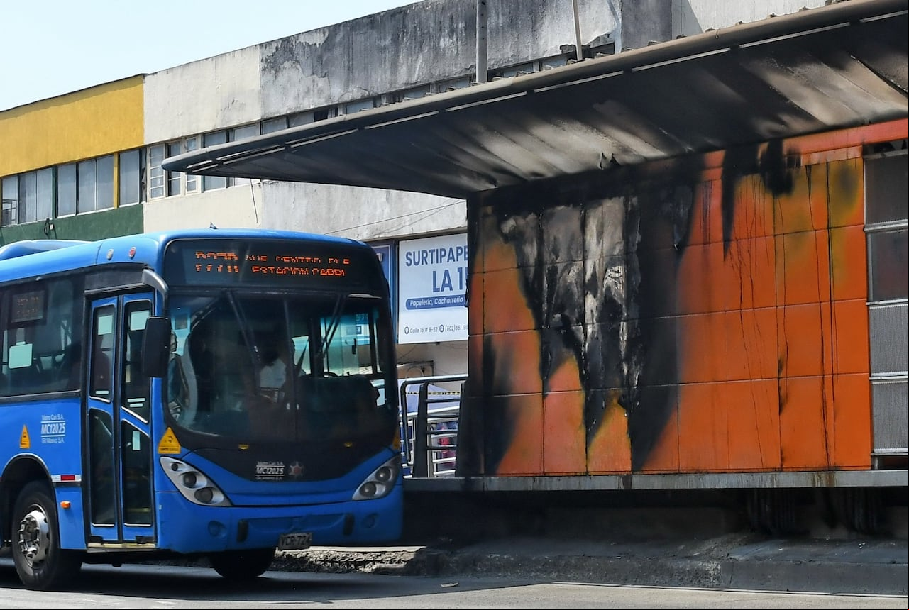 Asi quedó la estación de MÍO Petecuy luego del incendio en la madrugada del 7 de enero de 2024, centro de Cali.