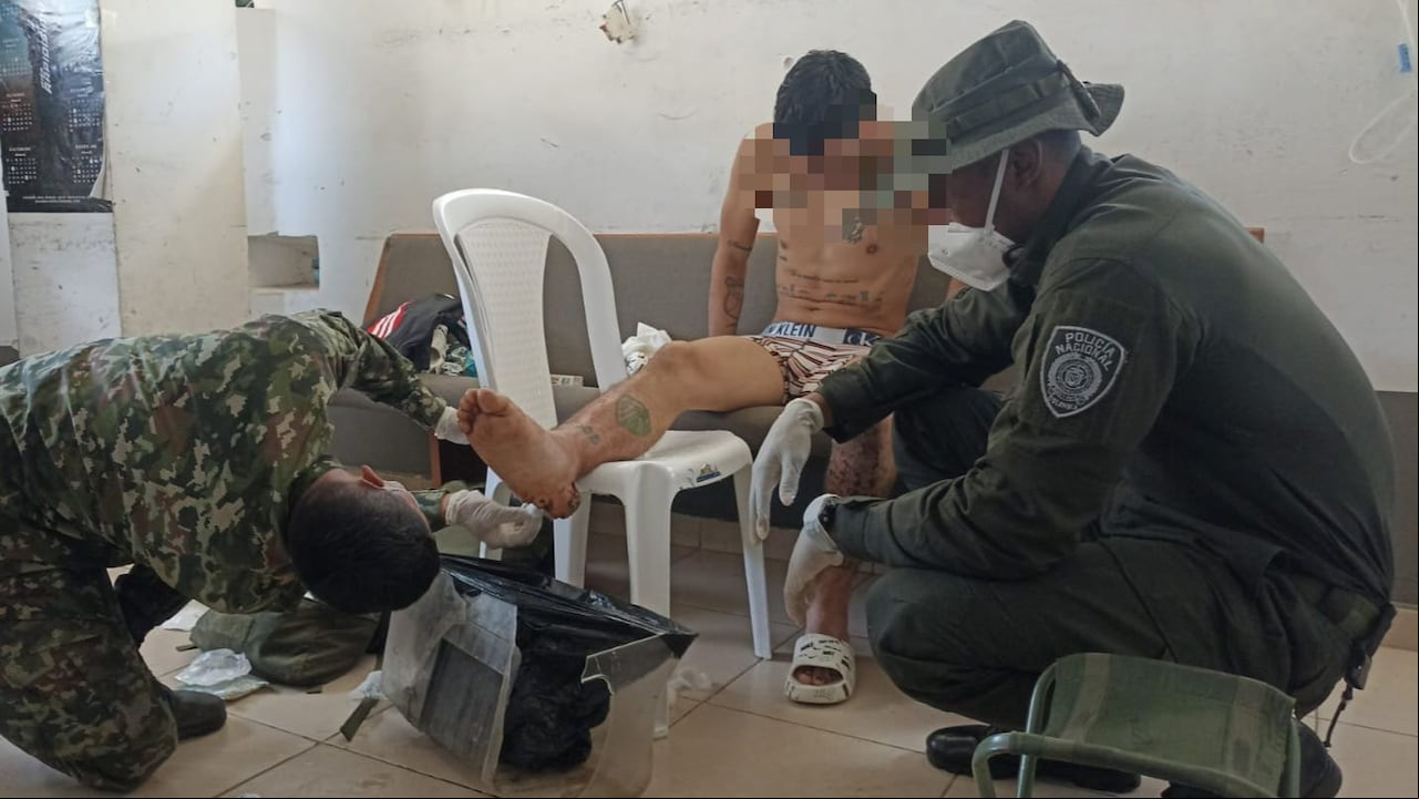 Los enfermeros de combate del Ejército y de la Policía le brindaron los primeros auxilios a los disidentes luego que se entregaran a las tropas que permanecen en el corregimiento de El Plateado, Argelia.