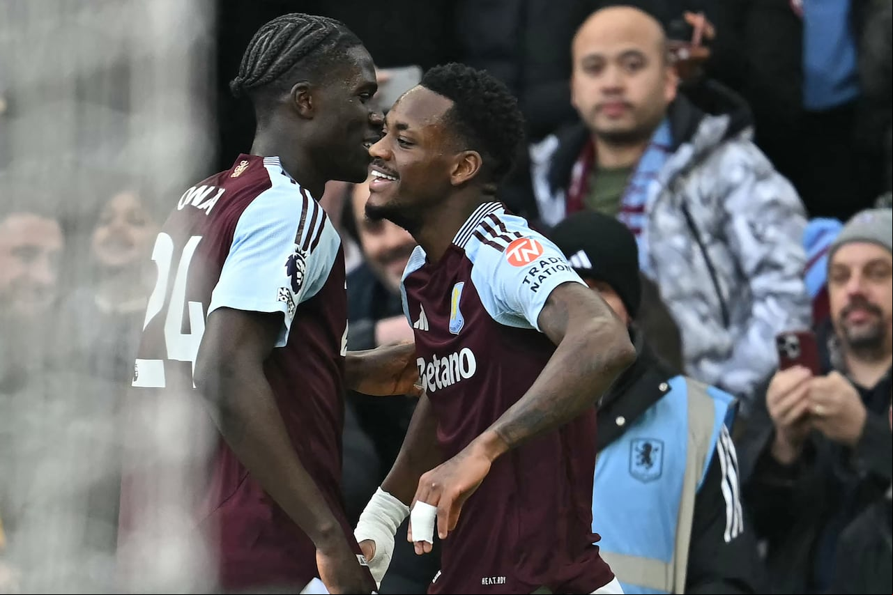 Aston Villa's Columbian striker #09 Jhon Duran (C) celebrates with teammates after scoring the opening goal of the English Premier League football match between Aston Villa and Manchester City at Villa Park in Birmingham, central England on December 21, 2024. (Photo by Paul ELLIS / AFP) / RESTRICTED TO EDITORIAL USE. No use with unauthorized audio, video, data, fixture lists, club/league logos or 'live' services. Online in-match use limited to 120 images. An additional 40 images may be used in extra time. No video emulation. Social media in-match use limited to 120 images. An additional 40 images may be used in extra time. No use in betting publications, games or single club/league/player publications. /