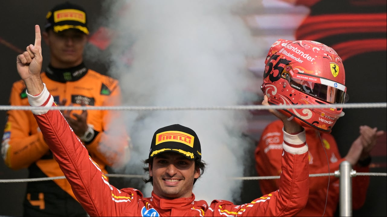 El piloto español de Ferrari, Carlos Sainz, celebra en el podio tras ganar el Gran Premio de Fórmula Uno de la Ciudad de México en el autódromo Hermanos Rodríguez, en Ciudad de México, el 27 de octubre de 2024.