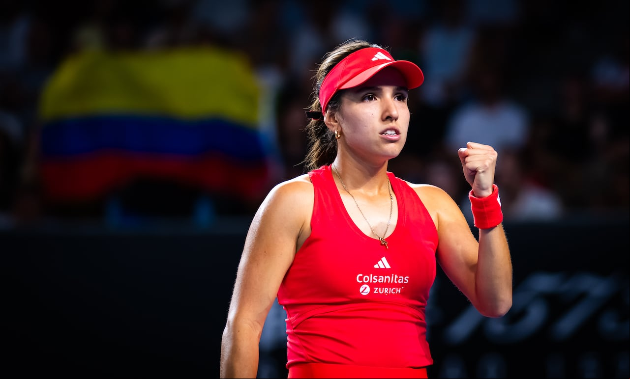 Camila Osorio de Colombia reacciona mientras juega contra Maria Sakkari de Grecia en la primera ronda en el Día 3 del Abierto de Australia 2025 en Melbourne Park el 14 de enero de 2025 en Melbourne, Australia.