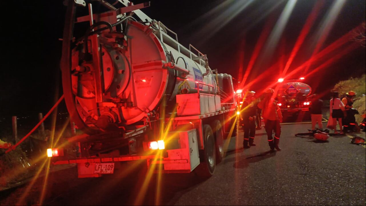 A esta hora de la noche, varios carrontanques de empresas privadas que operan en Popayán apoyan las tareas que adelantan los bomberos para controlar este incendio forestal que se registra en la Loma del Tablazo.
