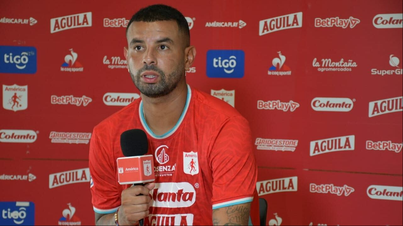 Edwin Cardona, mediocampista del América de Cali en rueda de prensa.