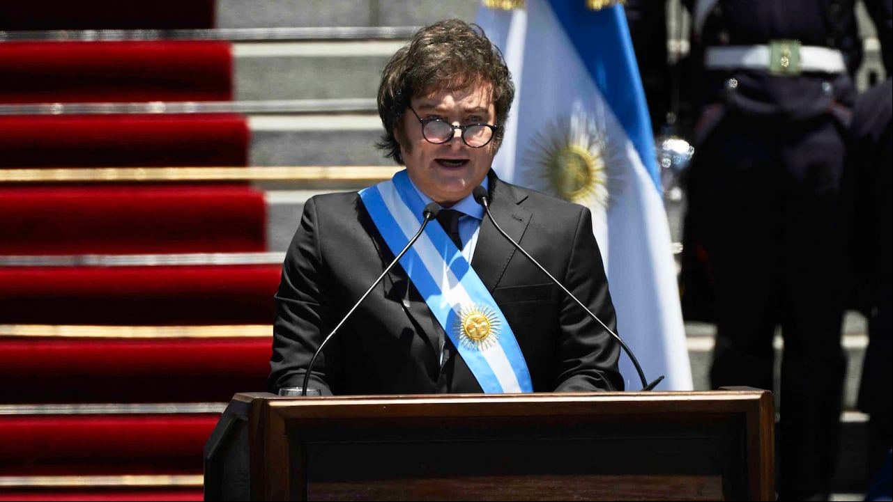 El nuevo presidente de Argentina, Javier Milei, pronuncia un discurso después de jurar durante su ceremonia de toma de posesión frente al Congreso en Buenos Aires el 10 de diciembre de 2023.