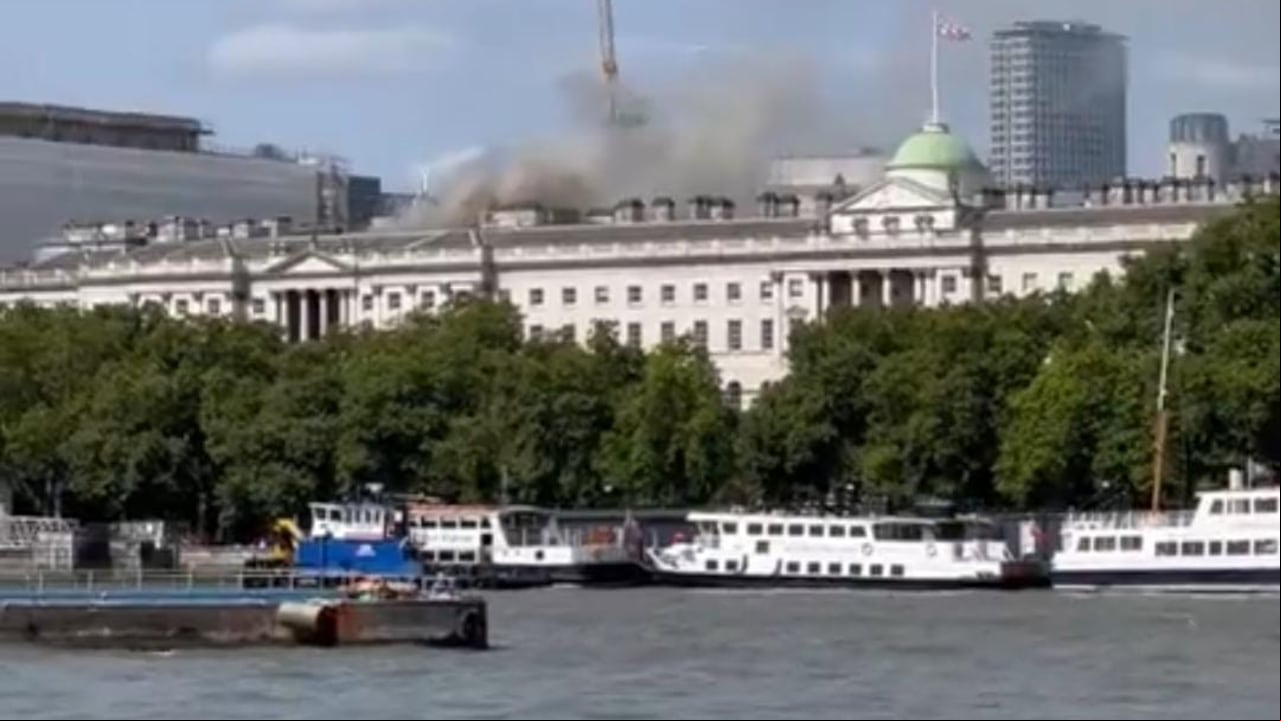 Debido al incendio, la cortina de humo por encima del edificio es visible en gran parte de Londres.