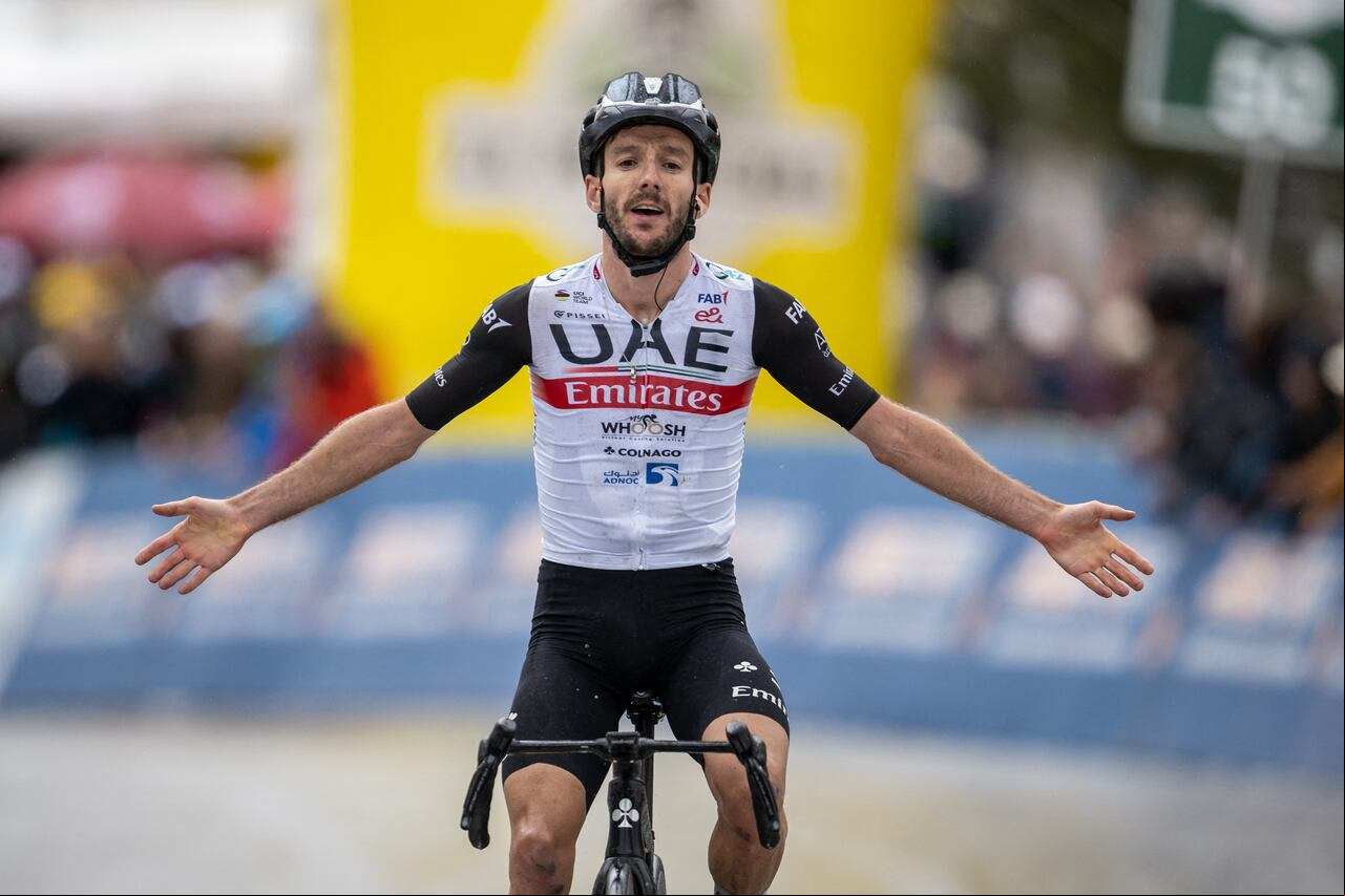 Adam Yates celebra su triunfo en la etapa reina del Tour de Romandía.