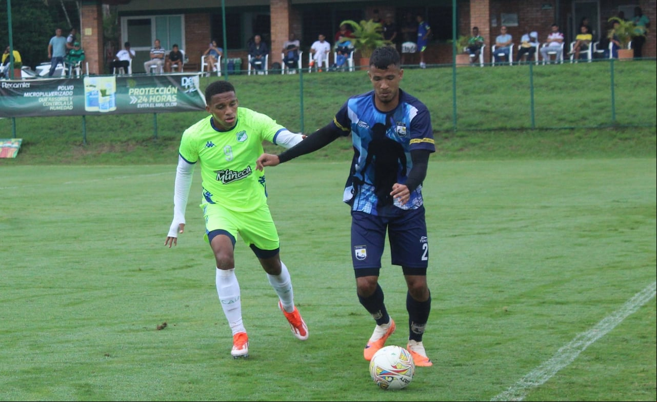 Juan José Córdoba, del Deportivo Cali, intenta recuperar un balón en el partido amistoso contra Atlético FC.