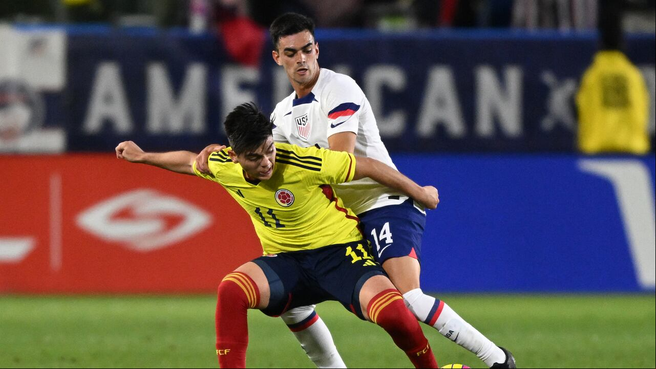 Colombia's midfielder Daniel Ruiz (L) and USA's midfielder Alan Sonora vie for the ball during the international friendly football match between the USA and Colombia at the Dignity Health Sports Park in Carson, California, on January 28, 2023. (Photo by Patrick T. FALLON / AFP)