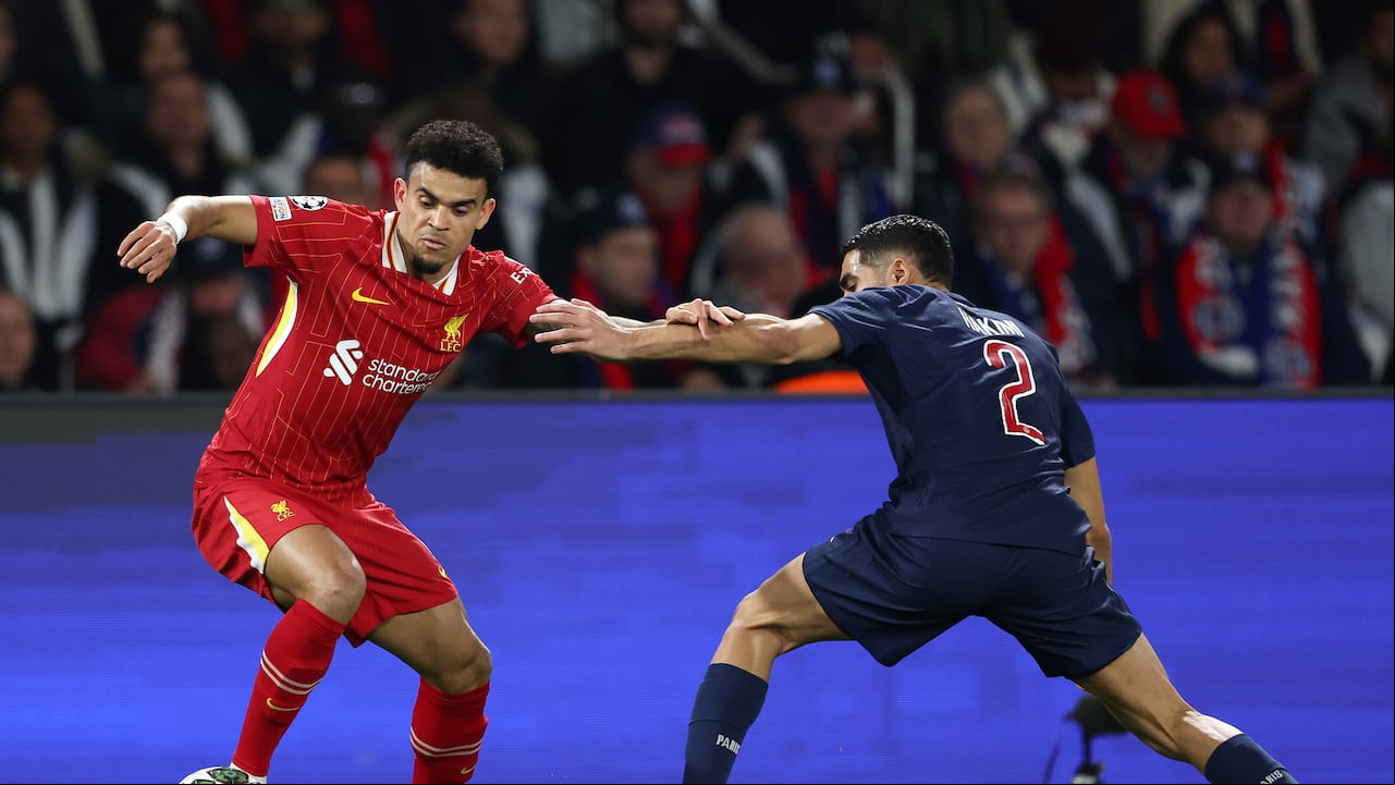 PARIS, - MARCH 5: (L-R) Luis Diaz of Liverpool, Achraf Hakimi of Paris Saint Germain during the UEFA Champions League match between Paris Saint Germain v Liverpool at the Parc des Princes on March 5, 2025 in Paris (Photo by Rico Brouwer/Soccrates/Getty Images)
