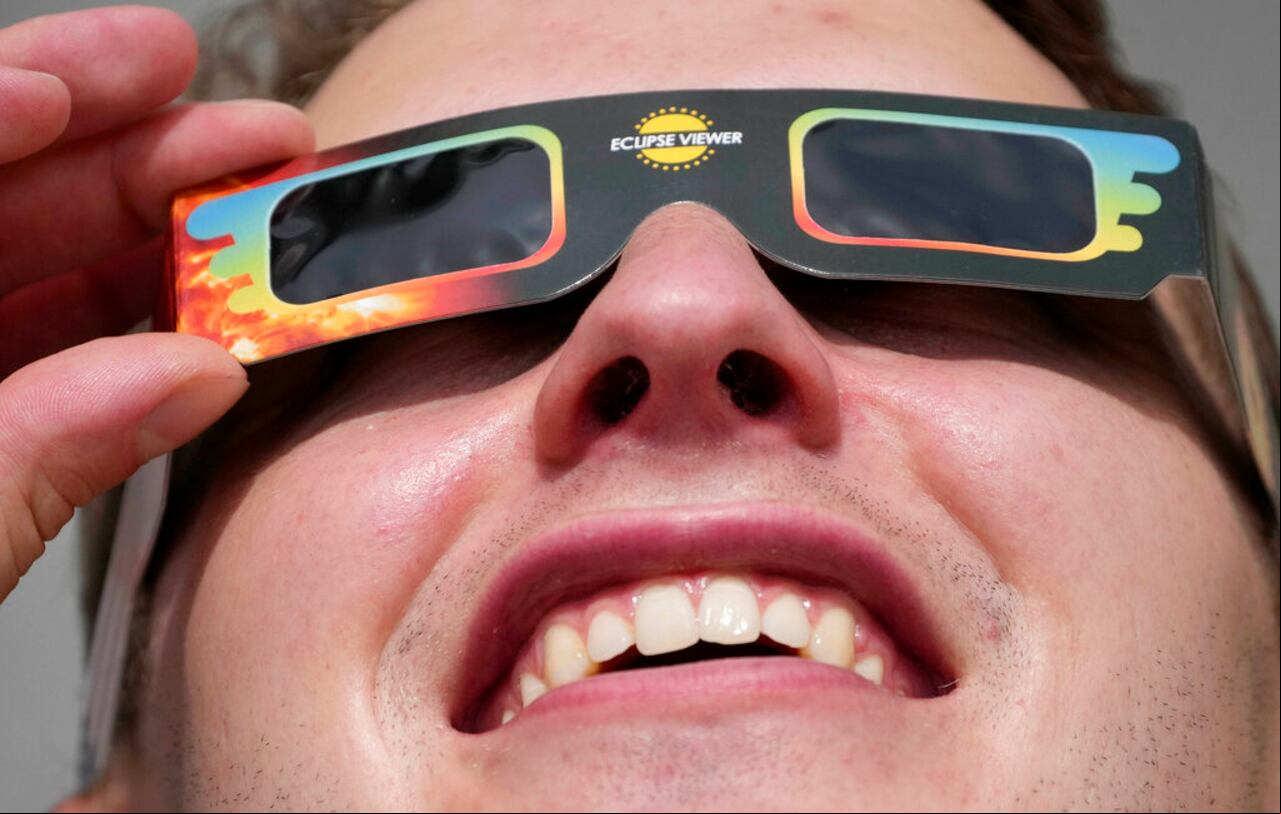 Los más curiosos se protegieron con anteojos que se venden en las tiendas de astronomía (no hay que utilizar las gafas de eclipse ya usadas) o recurrir a los medios de observación de los astrónomos aficionados.