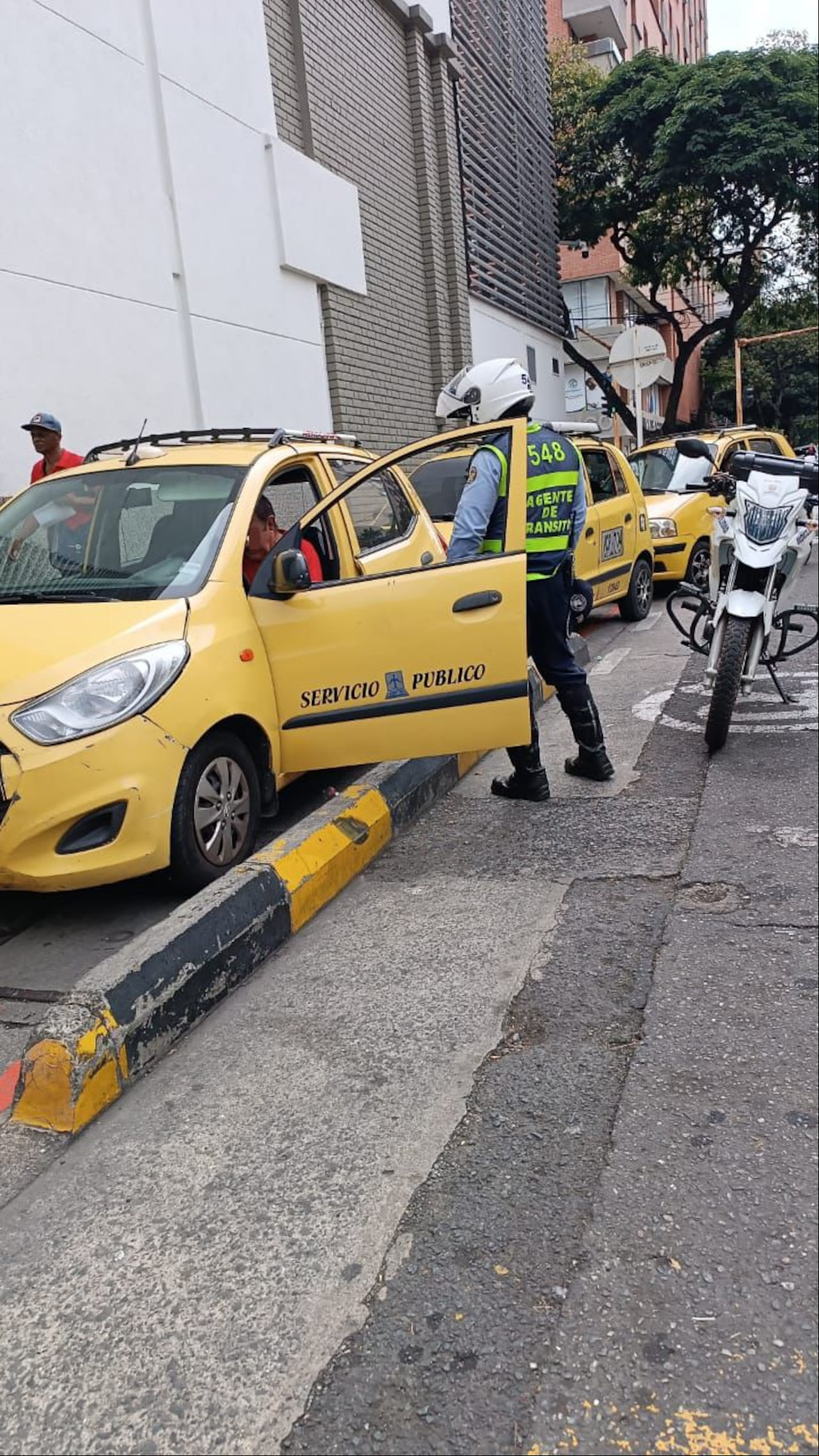Sanción a taxista en Cali por conducir en chanclas y pantaloneta. | Foto: Fotos: especiales para El País