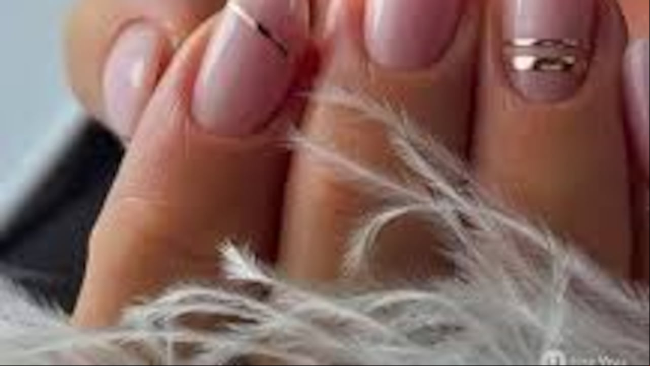 Las uñas que se asemejan al color nude con curvas, ayuda a que el estilo sea más natural.