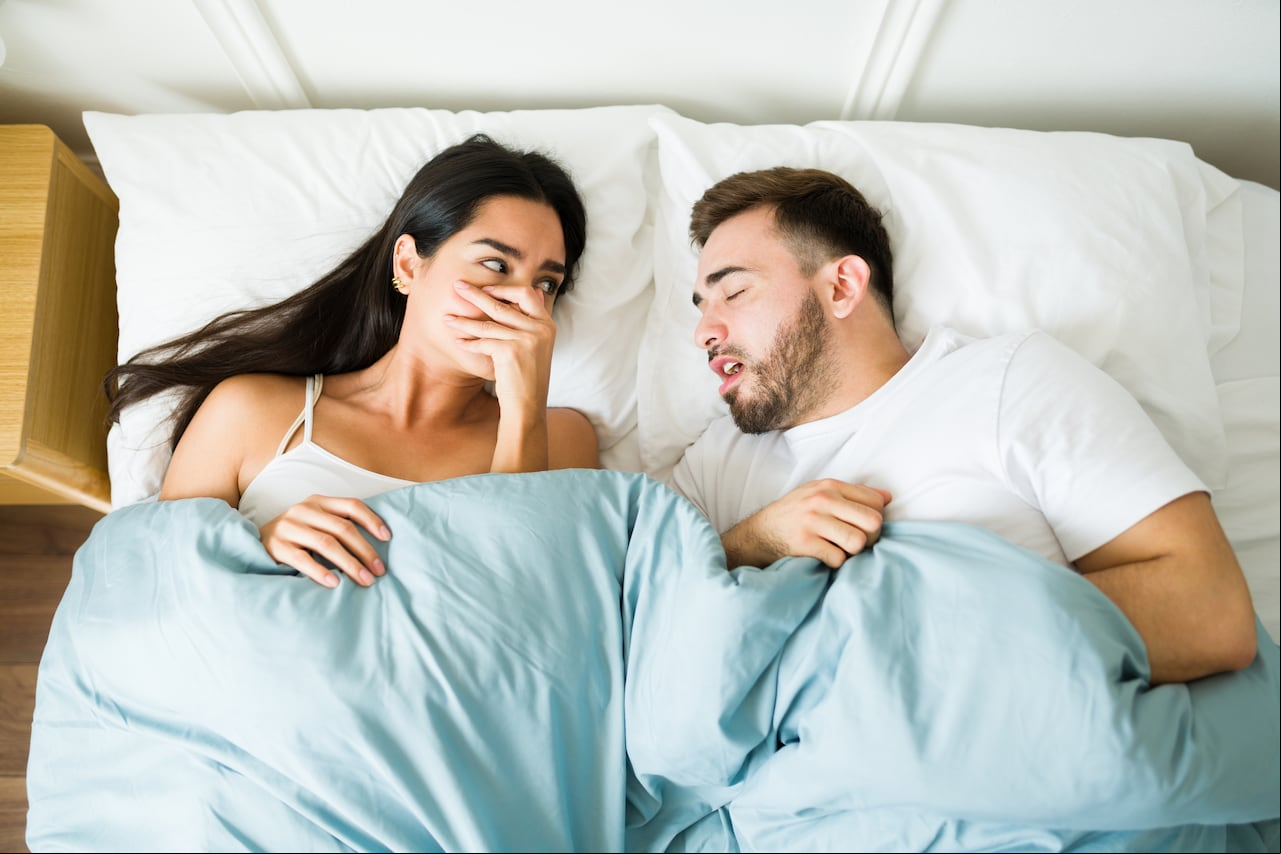 La halitosis puede ser provocada por malos hábitos en la higiene oral.