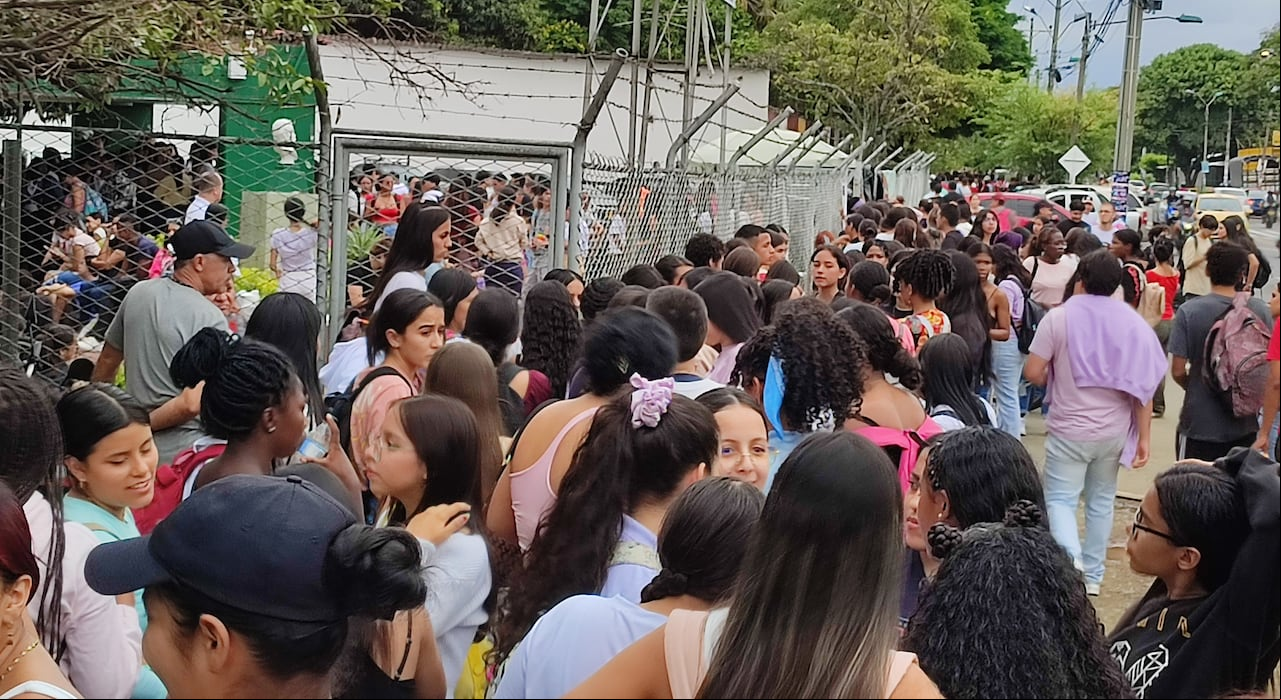 Cerca de 660 mil estudiantes y ciudadanos inscritos presentaron las pruebas Saber 11 calendario A, Pre Saber y Validación del Bachillerato Académico. El Icfes realizo las pruebas de estado por medio de tres exámenes en una jornada única, en dos sesiones: mañana y tarde, bajo la modalidad de lápiz y papel en sitio de aplicación. foto José L Guzmán. El País, agosto 13-23
