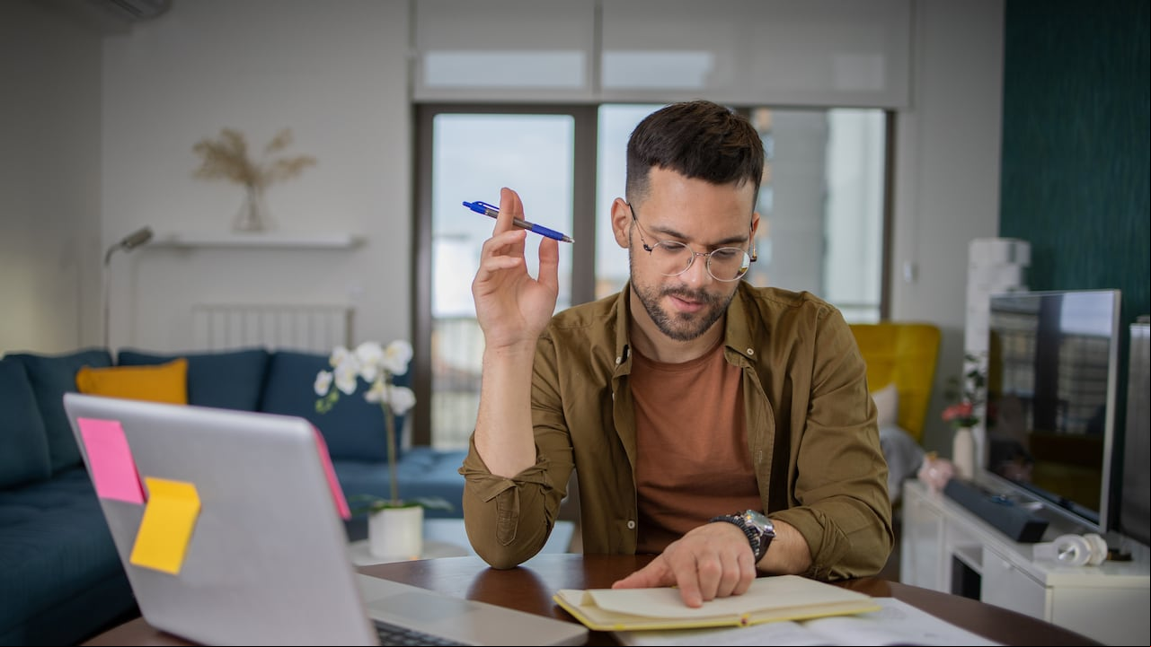 La Universidad de Cambridge y MinTIC se han unido para ofrecer 200 becas virtuales de inglés, facilitando así el a la educación para aquellos que cumplan con los requisitos establecidos.