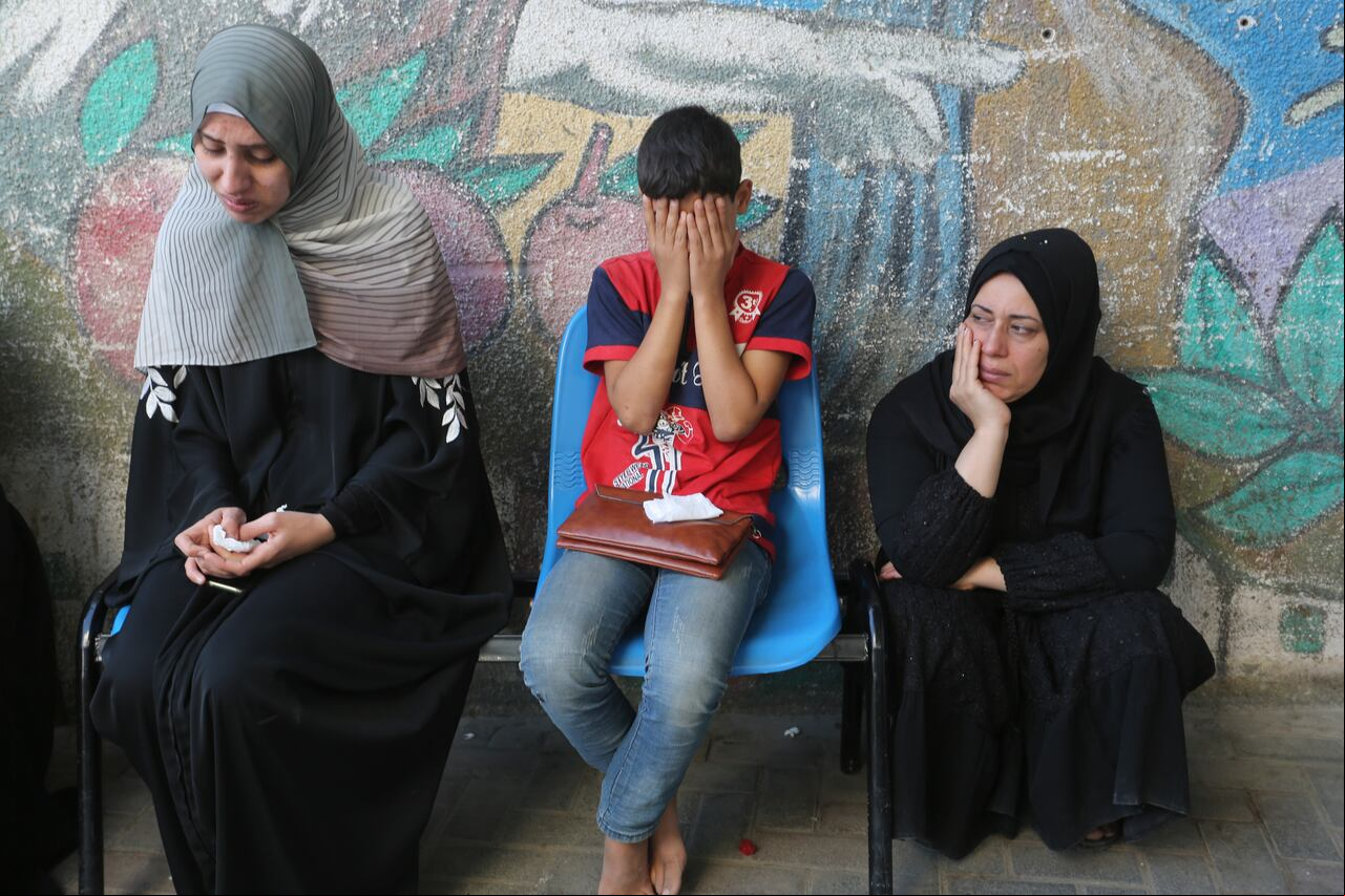 Los palestinos lloran a sus familiares muertos en el bombardeo israelí de la Franja de Gaza en Rafah, el lunes 30 de octubre de 2023.