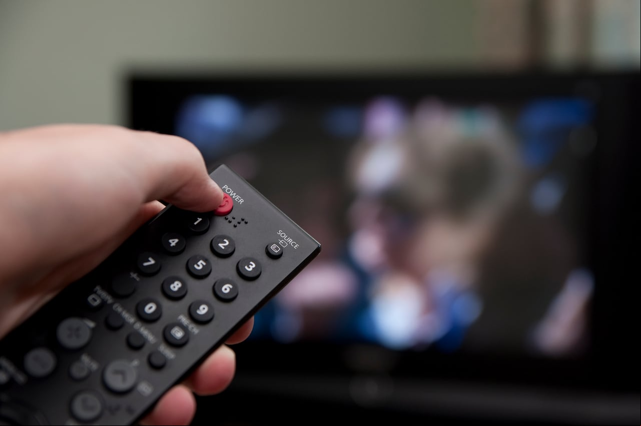 Los televisores y otros dispositivos electrónicos están diseñados para apagarse correctamente cuando se utiliza el control remoto.