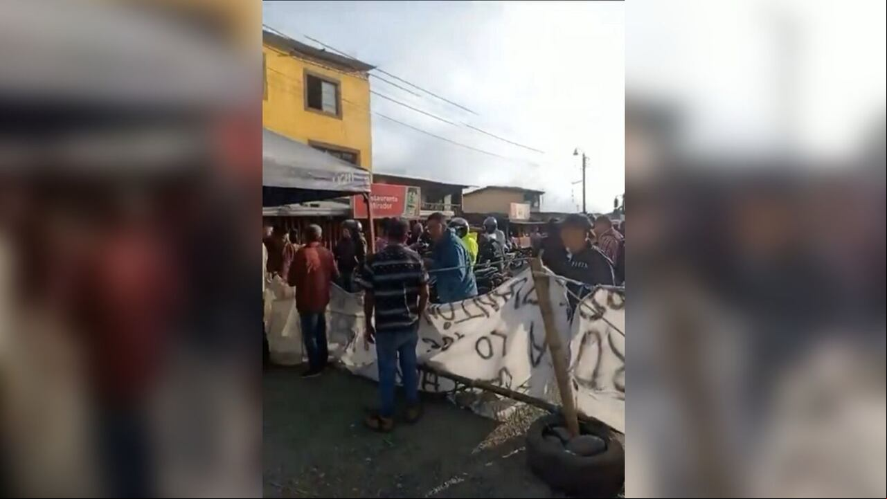 La vía Panamericana continúa bloqueada.