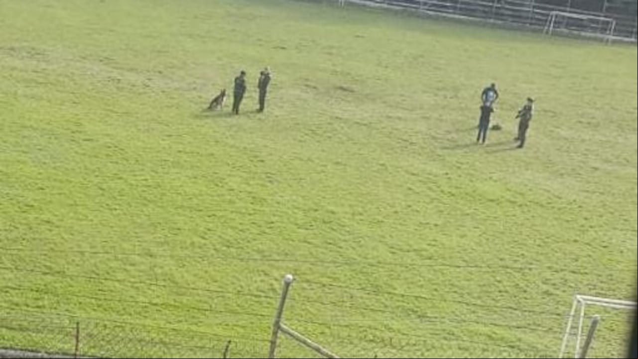 Integrantes del Ejército y de la Policía verifican el sitio donde impactó el tatuco, el cual iba dirigido a la estación de Policía ubicada en el barrio Betania de este municipio nortecaucano.