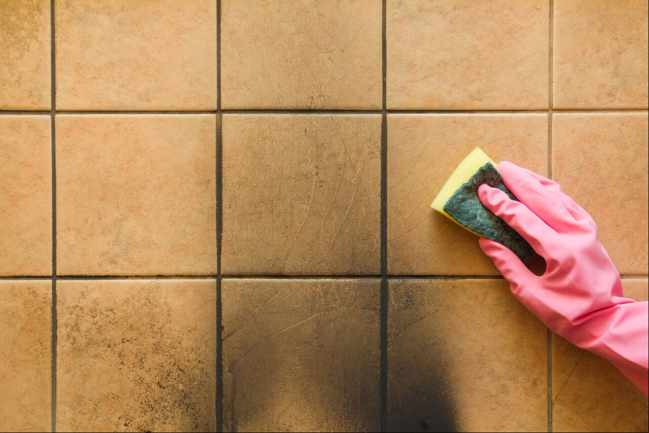 Las juntas entre los azulejos son porosas y tienden a acumular polvo,