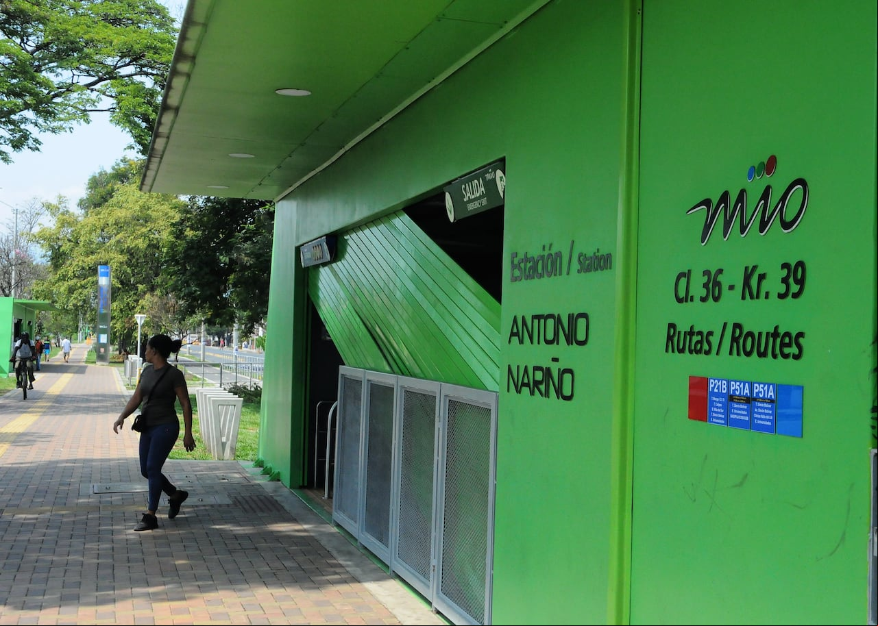 Cali: Con menos de 15 días de haberse inaugurado y puesto en funcionamiento, las estaciones del Mío en la Autopista sur oriental ya presentan daños estructurales por vandalismo y malos materiales de obra. Foto José L Guzmán. EL País, oct 13-23
