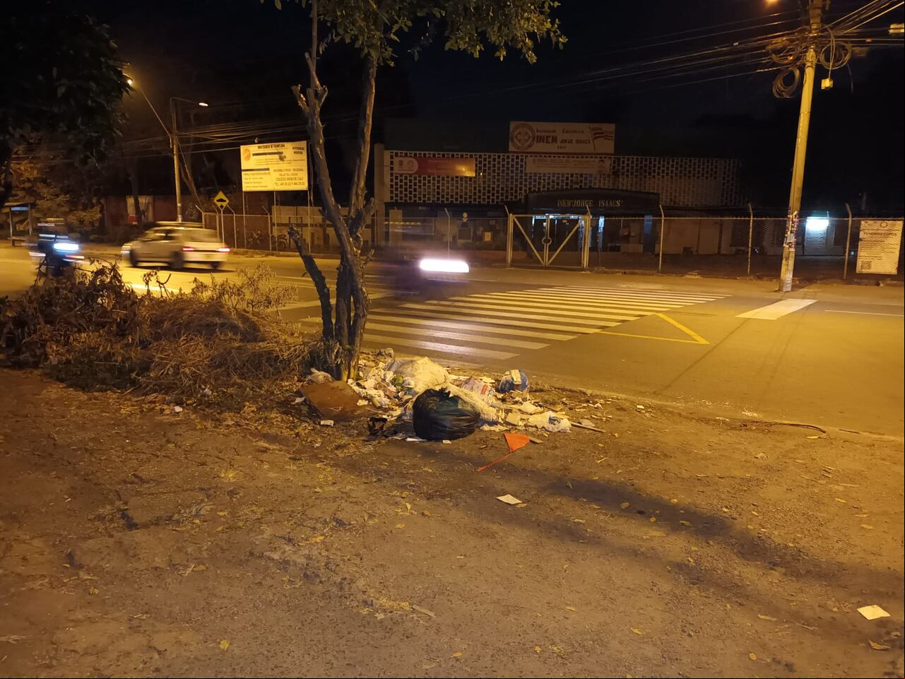 Ciudadano denuncia que pese a que el carro de la basura pasó, no recogieron todos los residuos.